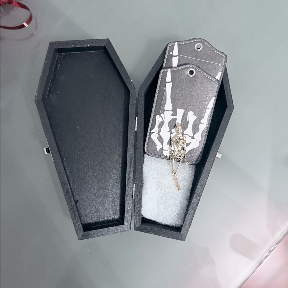 Skeleton Pendant & Luggage Tags in Coffin Box